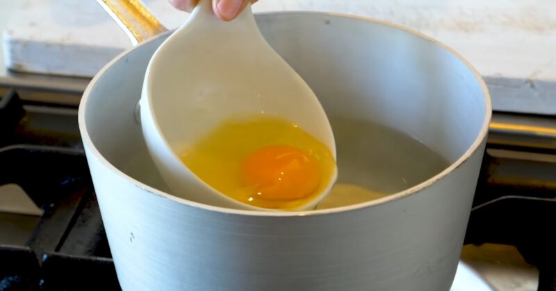 Whirlpool Effect While Poaching Eggs
